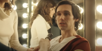 ‘Saturday Night’ Star Cory Michael Smith Channels a More Human Chevy Chase [VIDEO]